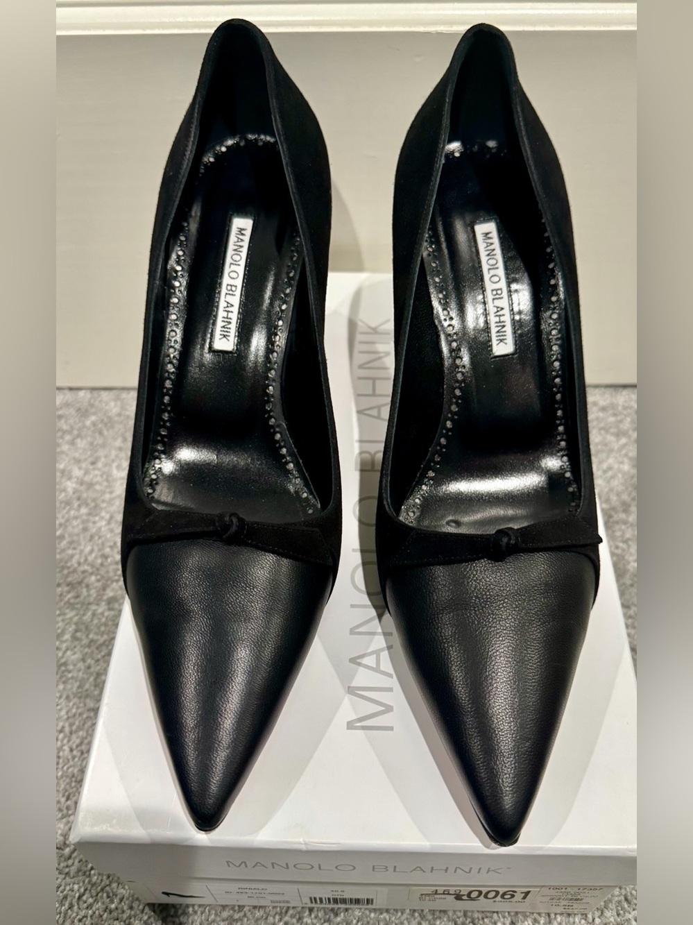 Manolo Blahnik Black Leather Pointed Toe bow detail Pumps